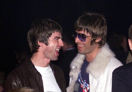 Noel y Liam Gallagher, en una entrega de premios en Londres en 2001.