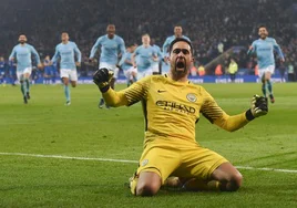 Claudio Bravo, jugando con el Manchester City celebrando el penalti parado al Leicester City que supo el pasar a la siguiente ronda de la Copa de la LIga 2017