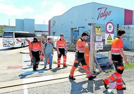 Trabajadores salen de la factoría de Talgo en la localidad alavesa de Rivabellosa.