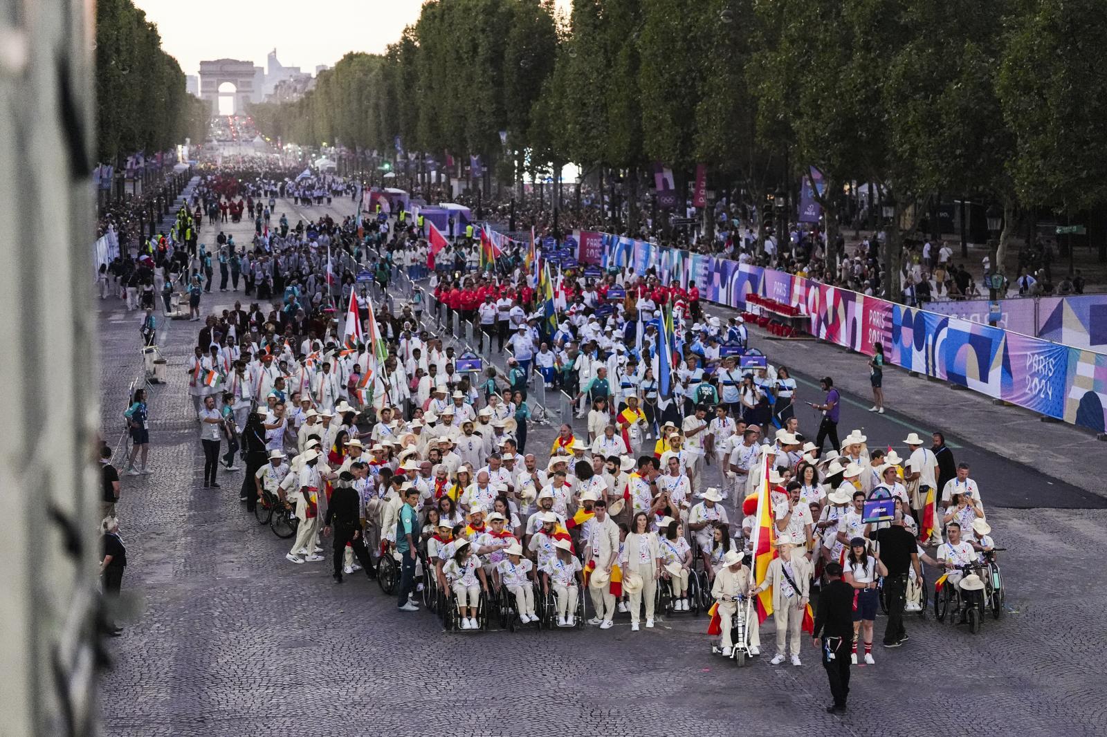 Las delegaciones han desfilado por los Campos Elíseos en la ceremonia inaugural.