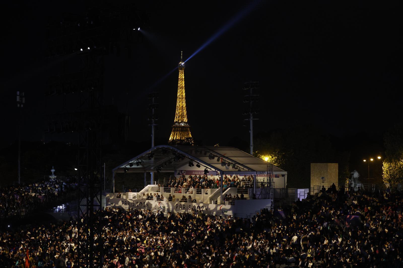 El palco de autoridades, durante la ceremonia en el centro de París.