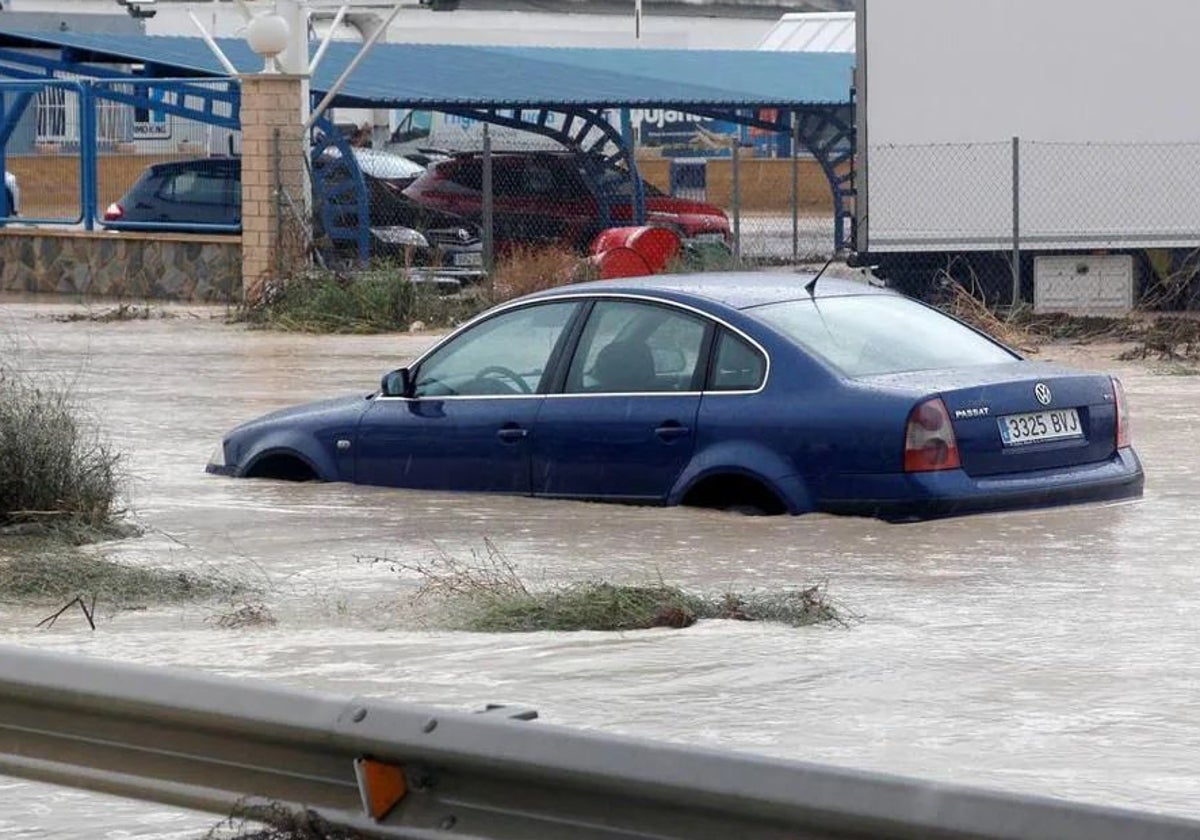 Un coche atrapado por el agua durante una DANA