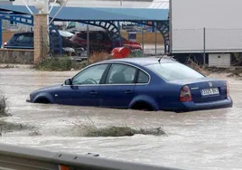 Un coche atrapado por el agua durante una DANA