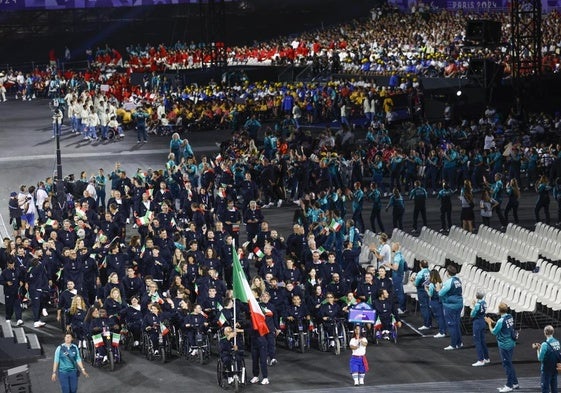 La delegación de Italia, a su paso por los Campos Elíseos.