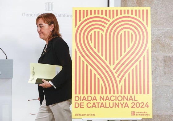 Silvia Paneque pasa junto al cartel de la Diada.