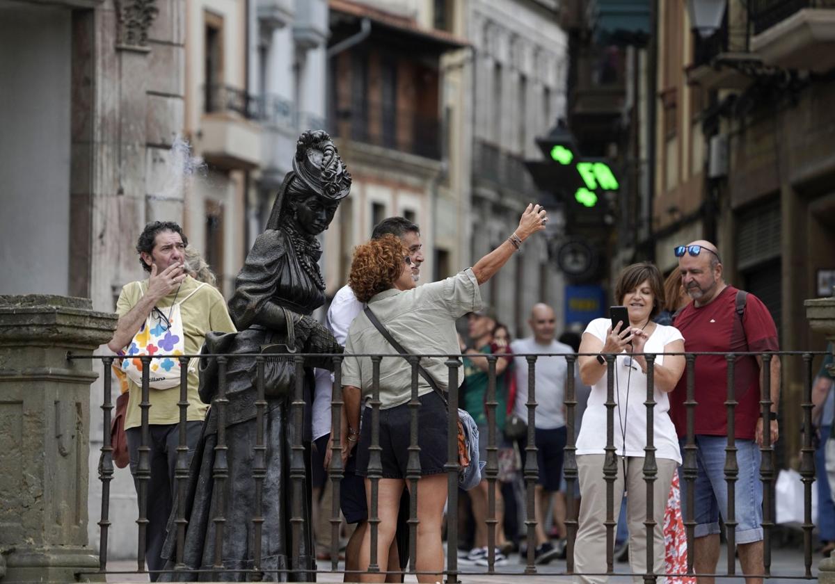 Turistas en Oviedo.