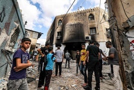 Un grupo de jóvenes palestinos observan los daños causados por el bombardeo sobre la mezquita de Tubas.