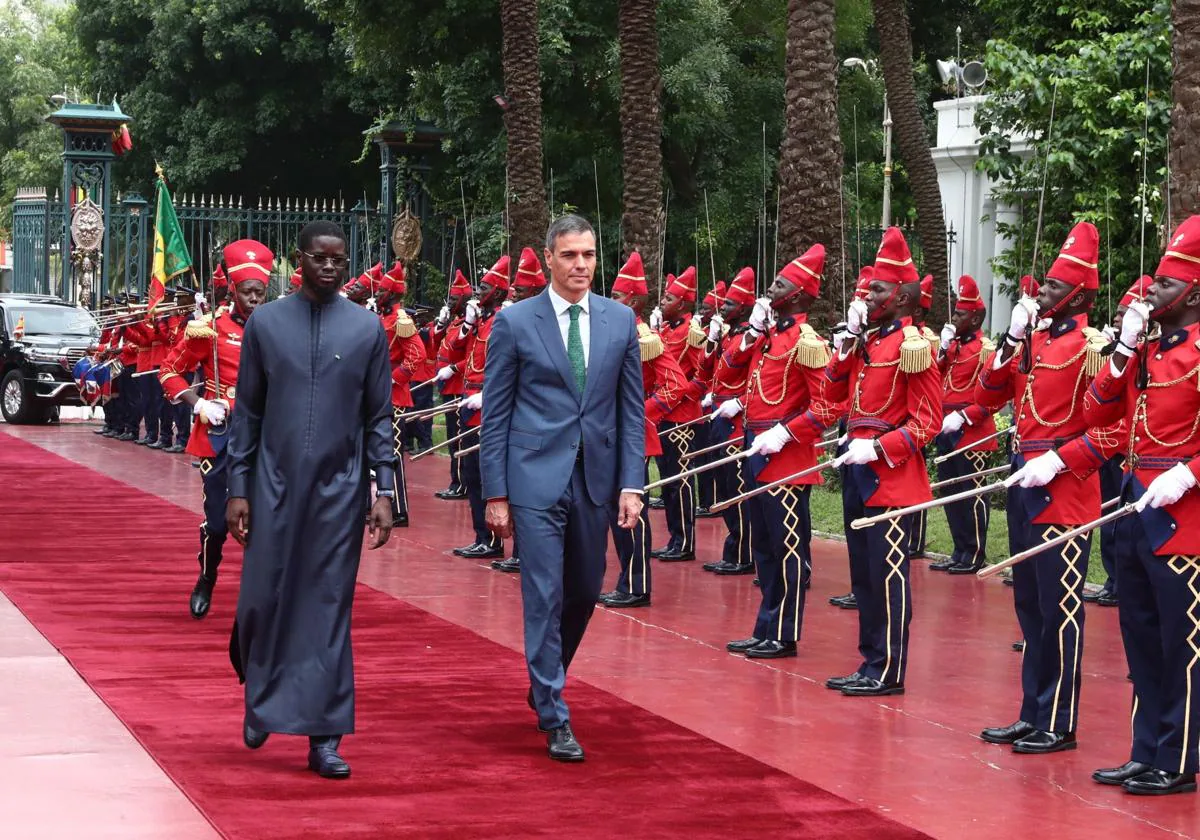 El presidente del Gobierno, Pedro Sánchez, a su llegada al Palacio Presidencial de la República de Senegal en Dakar.