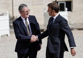 Starmer fue recibido por Macron a su llegada la palacio del Elíseo.