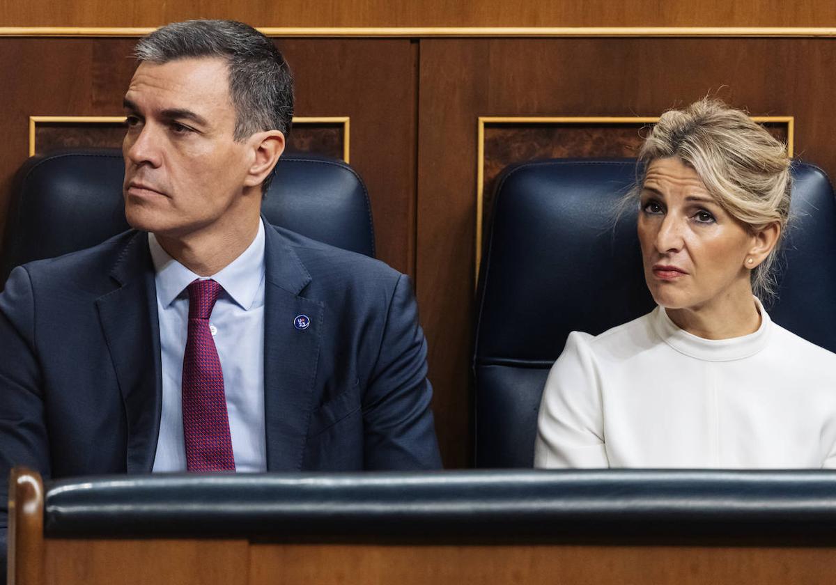 El presidente del Gobierno, Pedro Sánchez, y la vicepresidenta segunda y ministra de Trabajo y Economía Social, Yolanda Díaz en la solemne sesión de apertura de las Cortes