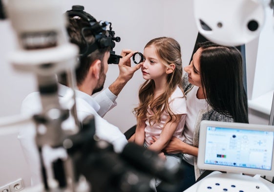 Una niña se somete a una examen oftalmológico para verificar su salud visual.