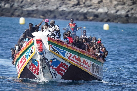 Un cayuco con 170 personas a bordo llega a la isla de El Hierro.