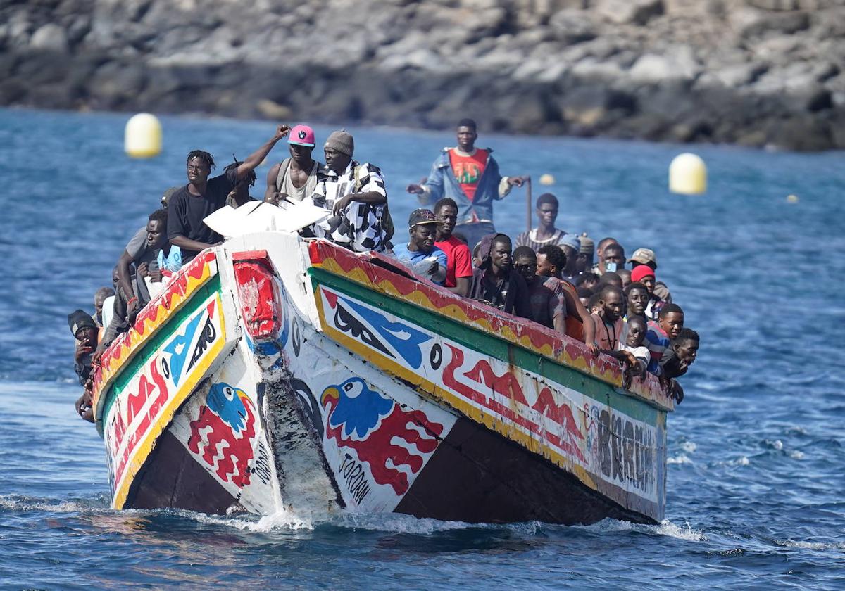 Un cayuco con 170 personas a bordo llega a la isla de El Hierro.