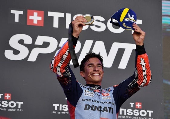 Marc Márquez celebra su victoria en el sprint del GP de Aragón.