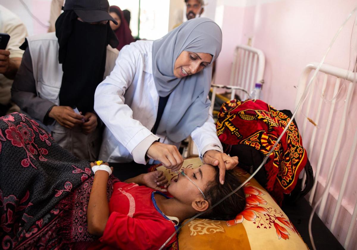 Una enfermera administra la vacuna contra la polio a un paciente en el hospital Nasser de Khan Yunis.