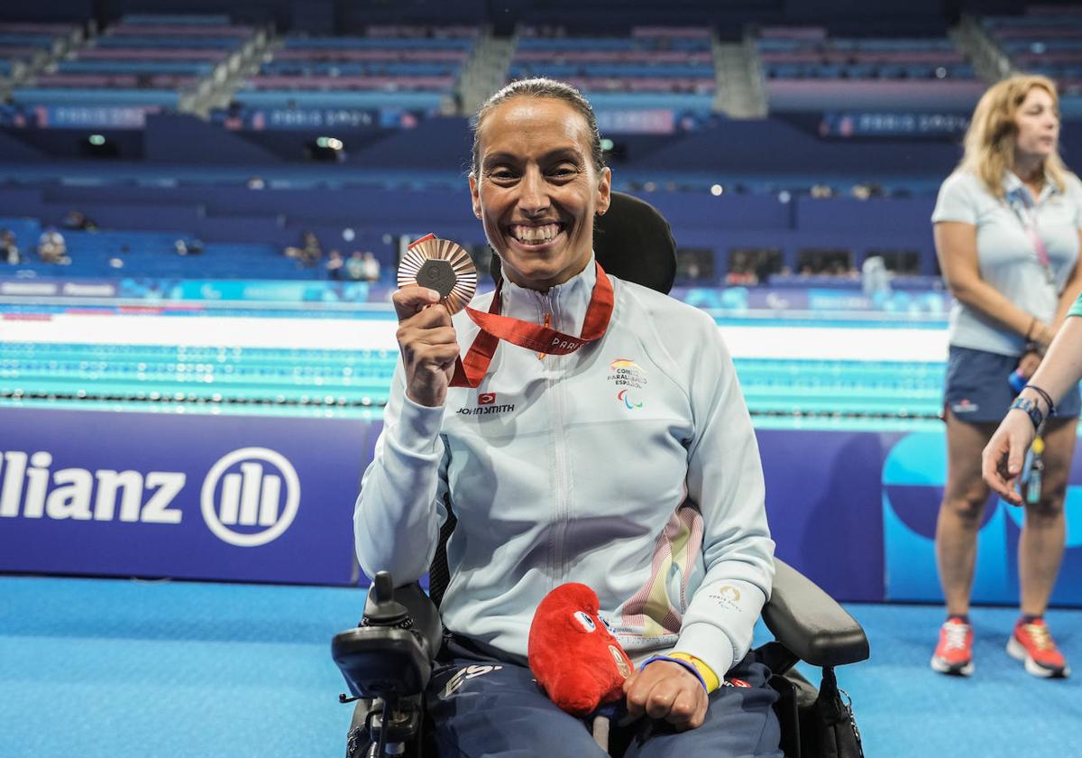 Teresa Perales, con la medalla de bronce conquistada en los 50 metros espalda.