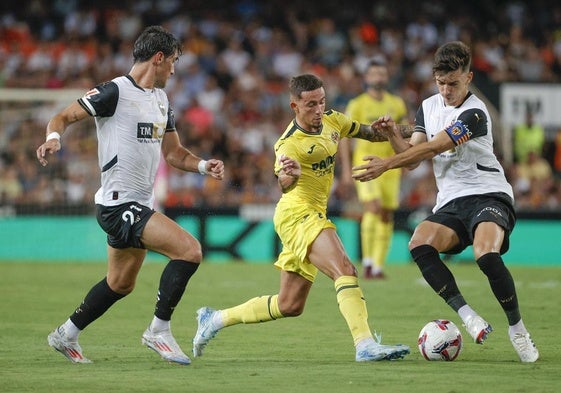 El Valencia empata en Mestalla frente al Villarreal, que acabó con diez