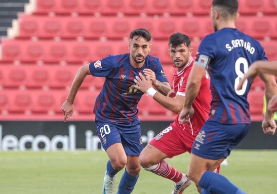 El Cartagena remonta en campo del Eldense y logra su primera victoria