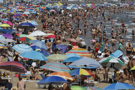 La playa de Malvarrosa, en Valencia, llena de turistas.