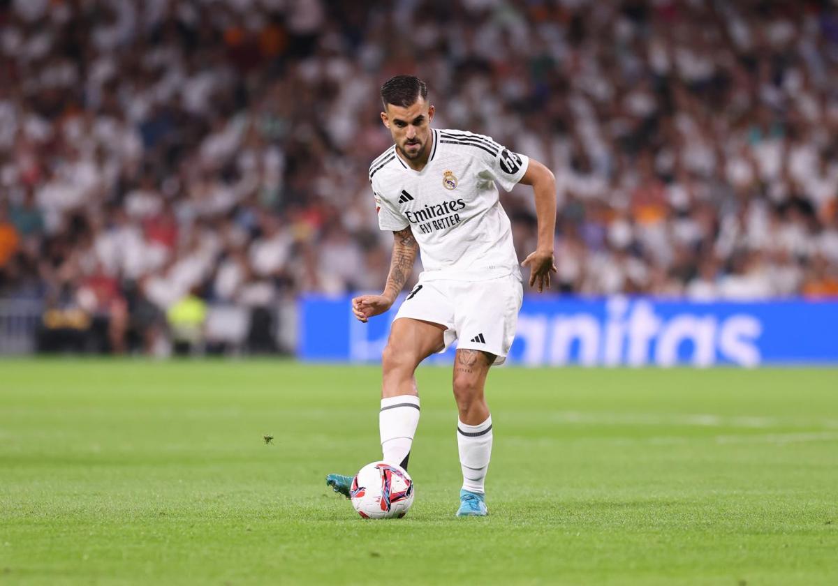 Dani Ceballos conduce la pelota durante el partido ante el Betis.