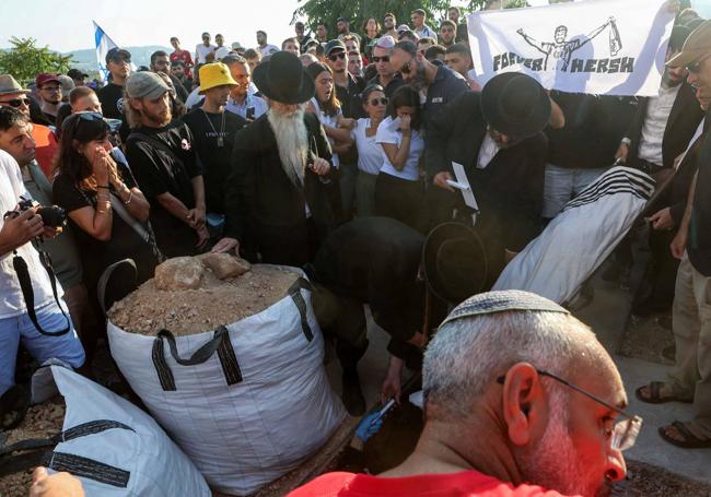 Familiares y amigos muestran su tristeza en el entierro del rehén Hersh Goldberg-Polin.