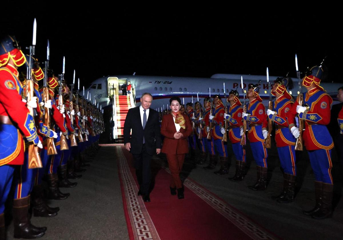 El presidente ruso, Vladímir Putin, a su llegada este lunes al aeropuerto de Ulán Bator, la capital de Mongolia.