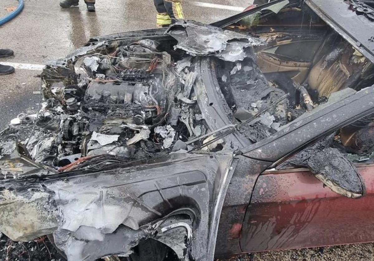 Foto de archivo de un coche incendiado