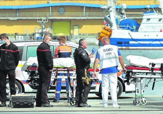 Bomberos, policías y sanitarios participaron en las labores de recepción de los cadáveres en el puerto de Boulogne-sur-Mer.