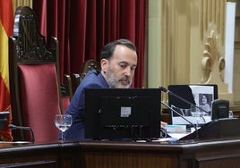 Gabriel Le Senne, con las fotos rotas de las activistas republicanas fusiladas al fondo.