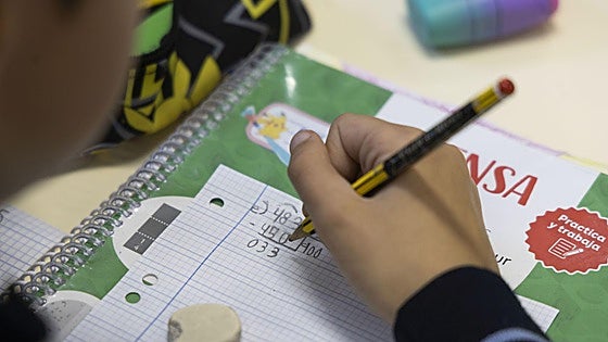 El plan de refuerzo en matemáticas y lengua, principal novedad del curso escolar