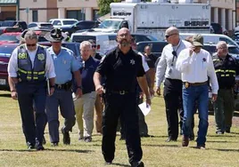 El sheriff Jud Smith llega al instituto Apalachee de Winder.