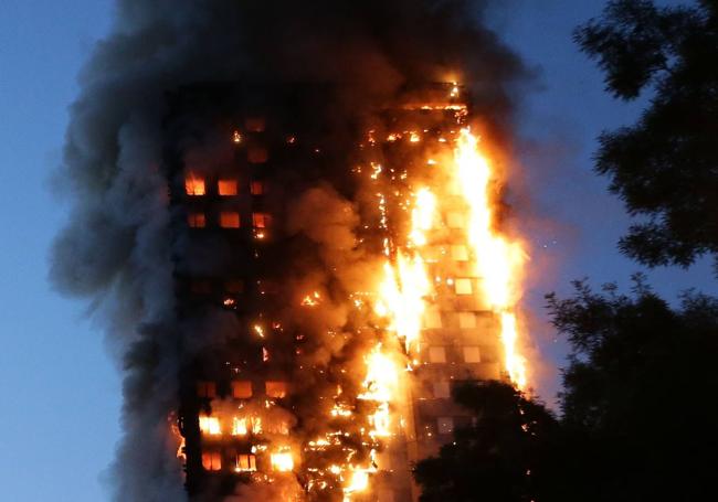 El fuego devora la torre Grenfell.