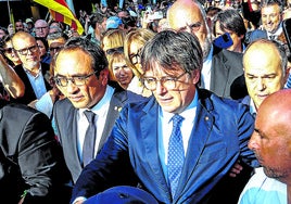 El expresidente de la Generalitat Carles Puigdemont junto al máximo dirigente del Parlamento catalán Josep Rull