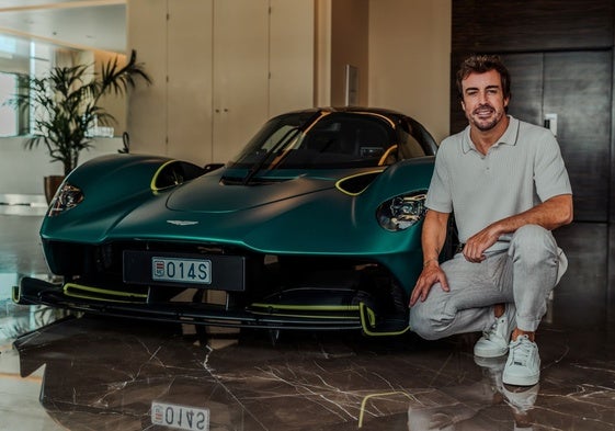 Alonso junto a su Aston Martin Valkyrie