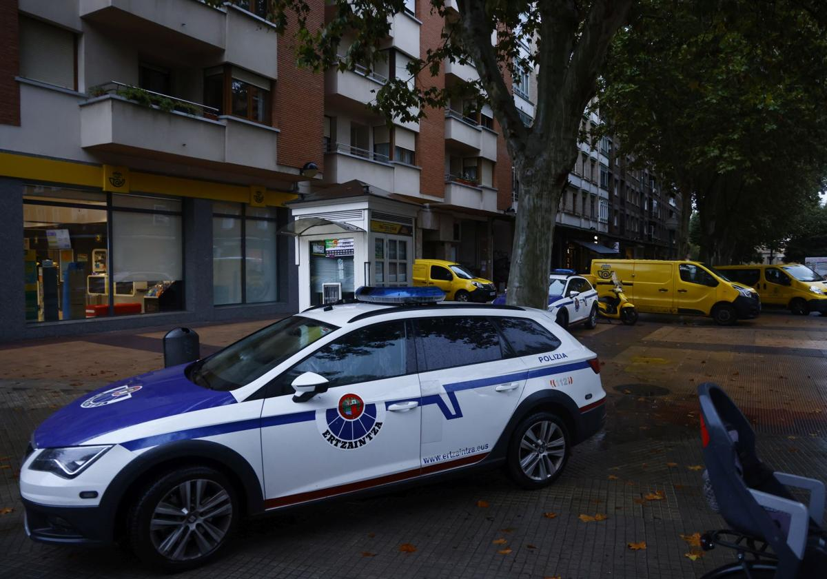 Una patrulla de la Ertzaintza sigue en el barrio de El Pilar.