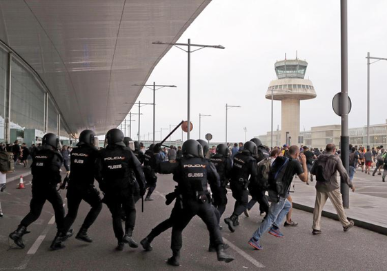 Disturbios de los CDR durante la toma del aeropuerto de El Prat el 14 de octubre de 2019