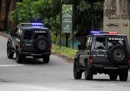 Fuerzas de inteligencia y policía venezolanas vigilan la embajada argentina en Caracas.