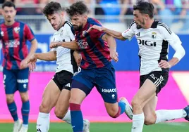 El Burgos rompe la racha invicto del Huesca, que jugó 40 minutos con uno menos