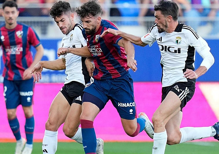 El Burgos rompe la racha invicto del Huesca, que jugó 40 minutos con uno menos