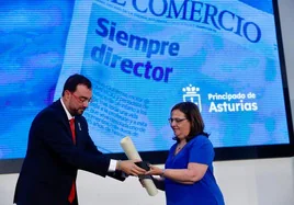 El presidente de Asturias, Adrián Barbón, entrega la medalla póstuma a la viuda del periodista Marcelino Gutiérrez.