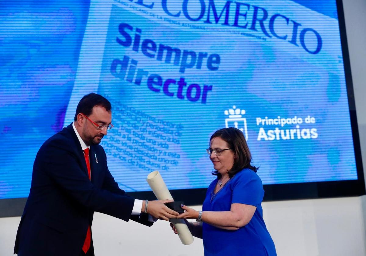 El presidente de Asturias, Adrián Barbón, entrega la medalla póstuma a la viuda del periodista Marcelino Gutiérrez.