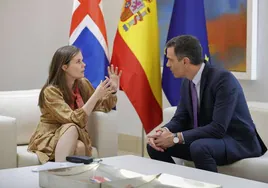 La primera ministra de Islandia, Katrín Jakobsdóttir, con Pedro Sánchez durante una visita a España en 2022.