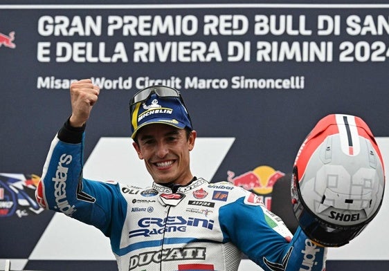 Marc Márquez celebra su victoria en Misano.