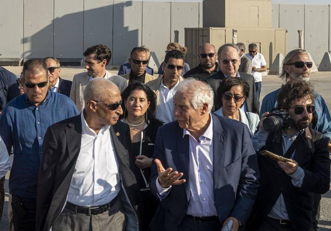 Josep Borrell con el gobernador del norte del Sinaí, Khaled Megawer, durante una visita al cruce fronterizo de Rafah con Gaza,