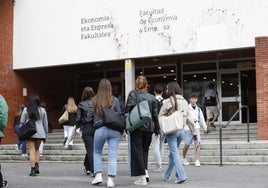 Un grupo de estudiantes universitarios se encaminan a las aulas.