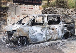 Un vehículo calcinado en la provincia de Hama, en el centro de Siria, tras los ataques israelíes.