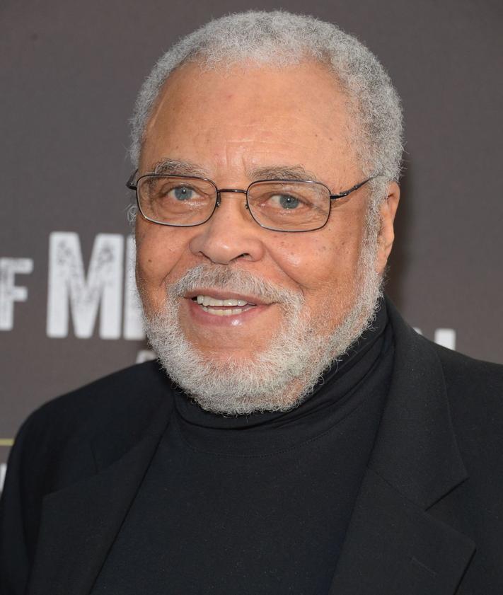 Imagen secundaria 2 - James Earl Jones. con su conocido atuendo de monarca africano con ocasión del estreno de 'El rey de Zamunda' en 2021, debajo con los dos premios Emmy que logró en 1991 y finalmente el actor estadounidense en un acto promocional.