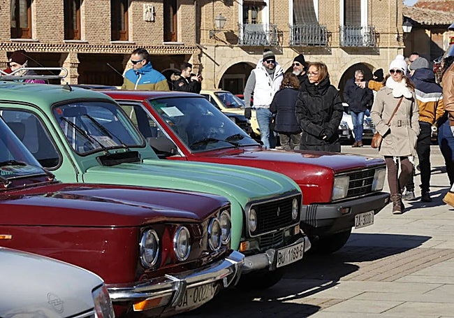 Concentración de coches clásicos, entre ellos dos Renault y un Seat 131 de principios de los 80.