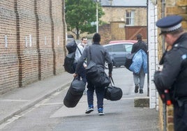 Varios presos puestos en libertad este martes en la prisión de Brixton.