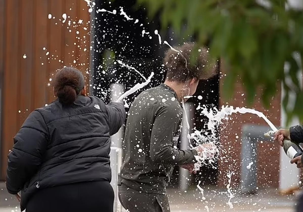 Imagen principal - Un preso celebra su liberación con champán en Nottingham; una persona con una bolsa pasa por delante de la prisión de Liverpool; Connar Shaw, uno de los liberados. 